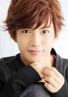 「アワイロサクラチル」のビデオクリップに出演している千葉雄大。