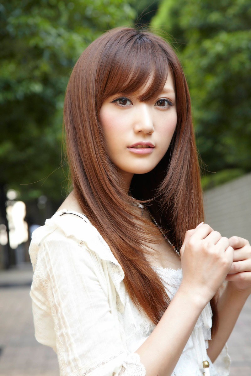 「アワイロサクラチル」のビデオクリップに出演している菅野結以。