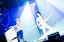 MCで清春（写真左）は相棒の人時（写真右）について「日本のロックベーシストの中で一番うまいと思う」と絶賛した。