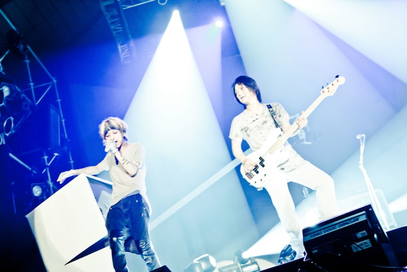 MCで清春（写真左）は相棒の人時（写真右）について「日本のロックベーシストの中で一番うまいと思う」と絶賛した。