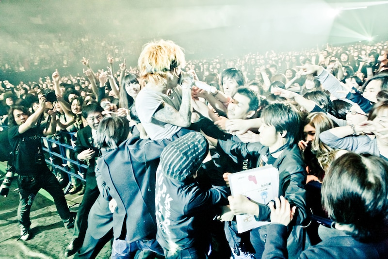 ライブ本編のラストナンバー「Sick」で、歌いながらでアリーナエリアに突進する清春。