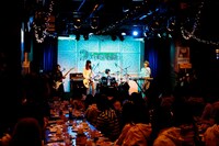 集まった女性100人は、おいしいスイーツと至近距離でのライブを存分に堪能した。