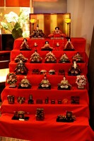 会場に飾られたひな人形。