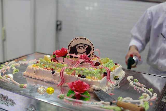 会場にはねごとのロゴ入りのひな祭りケーキも登場。