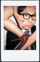 THE SUITBOYSとしてのアーティスト写真。この名義では☆Takuのトレードマークであるサングラスをメガネに替えて活動する。