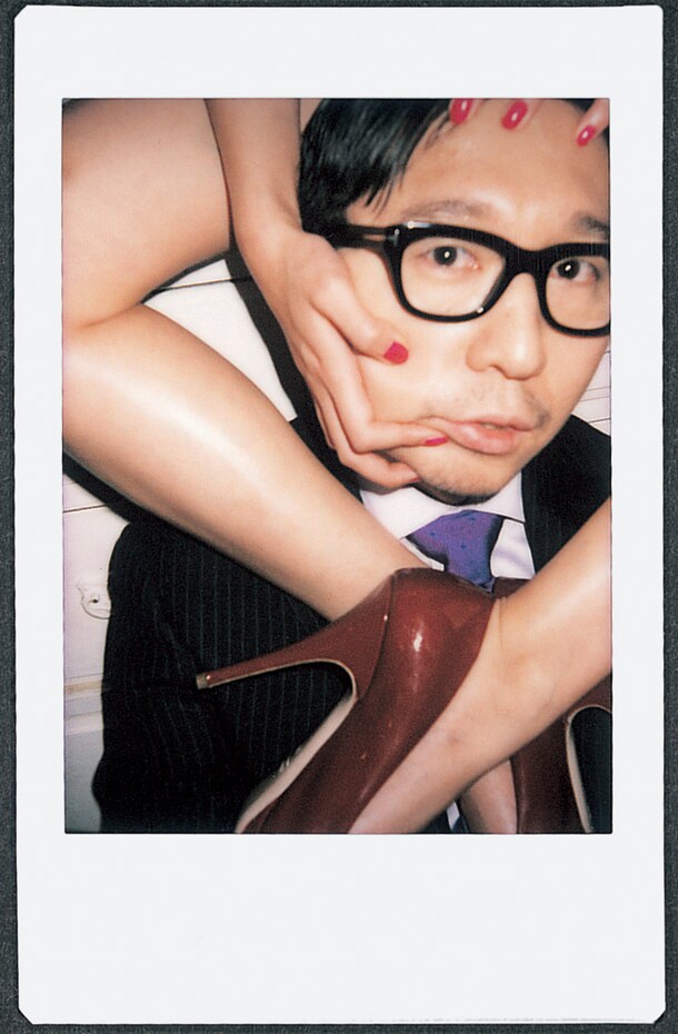 THE SUITBOYSとしてのアーティスト写真。この名義では☆Takuのトレードマークであるサングラスをメガネに替えて活動する。