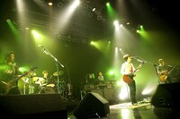 コラボモデルを着用してライブを行う後藤正文。