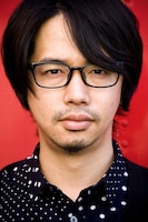 コラボモデルを着用した後藤正文。メガネは、シンプルかつスタイリッシュなデザインに仕上がっている。