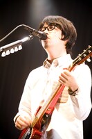 コラボモデルを着用してライブを行う後藤正文。