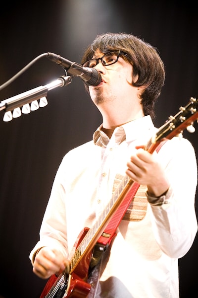 コラボモデルを着用してライブを行う後藤正文。