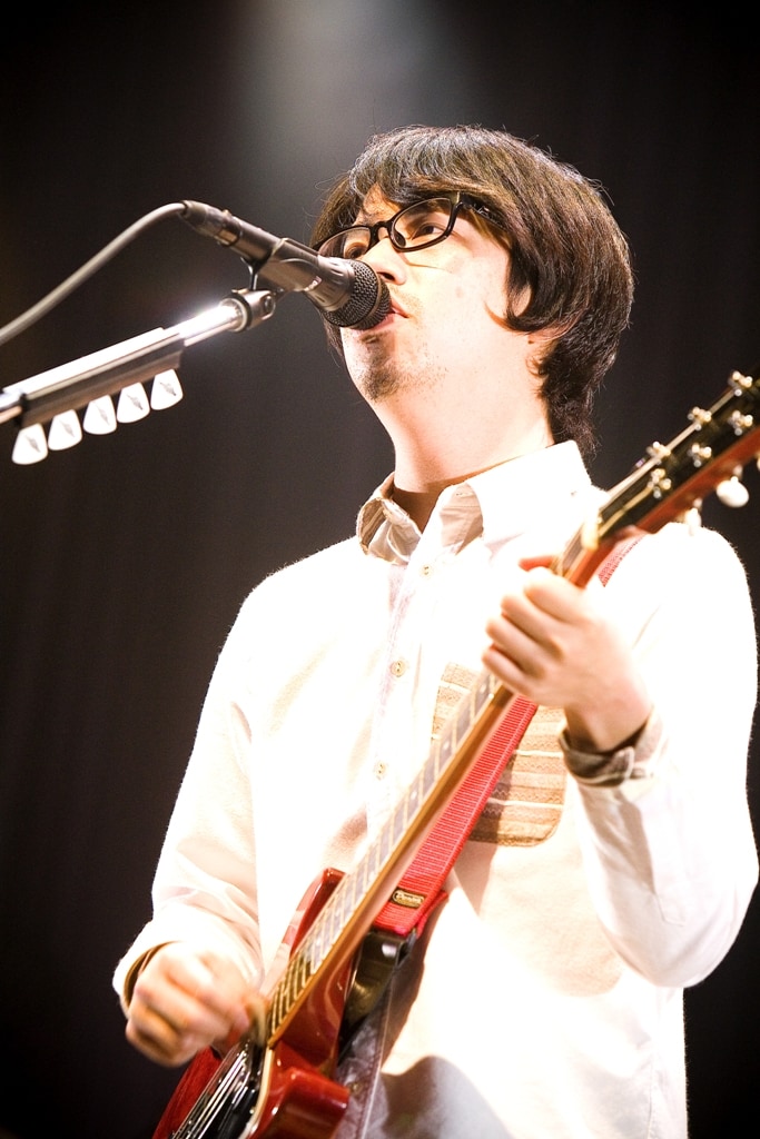 コラボモデルを着用してライブを行う後藤正文。