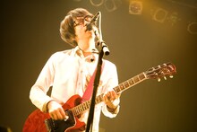 コラボモデルを着用してライブを行う後藤正文。