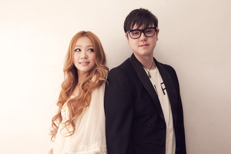 西野カナ（写真左）とWISE（右）。