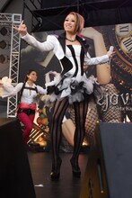 セクシーな衣装を着てパフォーマンスする倖田來未。