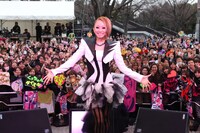 集まった観客とともに記念撮影も実施。