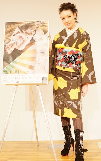 着物に鋲付きのブーツを合わせたロックな衣装で登場した栗山千明。