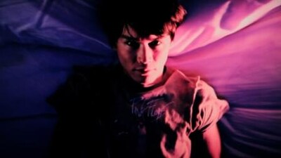 サカナクション「ルーキー」ビデオクリップの冒頭のシーン。ベッドで目覚める山口一郎。