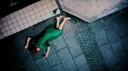 サカナクション「ルーキー」ビデオクリップのワンシーン。道路に横たわる少女。