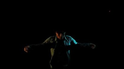 サカナクション「ルーキー」ビデオクリップのワンシーン。暗闇に落ちていく山口一郎。