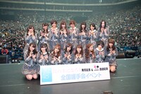 さいたまスーパーアリーナに集まった観客を背に記念撮影をするAKB48。