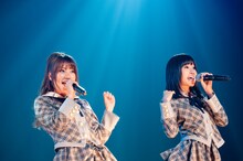 高橋みなみ（写真左）、前田敦子（右）