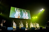 アリーナコンサートさながらのステージを披露したAKB48。