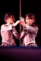 指原莉乃（写真左）、峯岸みなみ（右）