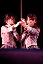 指原莉乃（写真左）、峯岸みなみ（右）