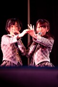 指原莉乃(写真左)、峯岸みなみ(右)