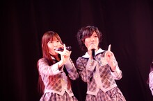 小嶋陽菜（写真左）、宮澤佐江（右）