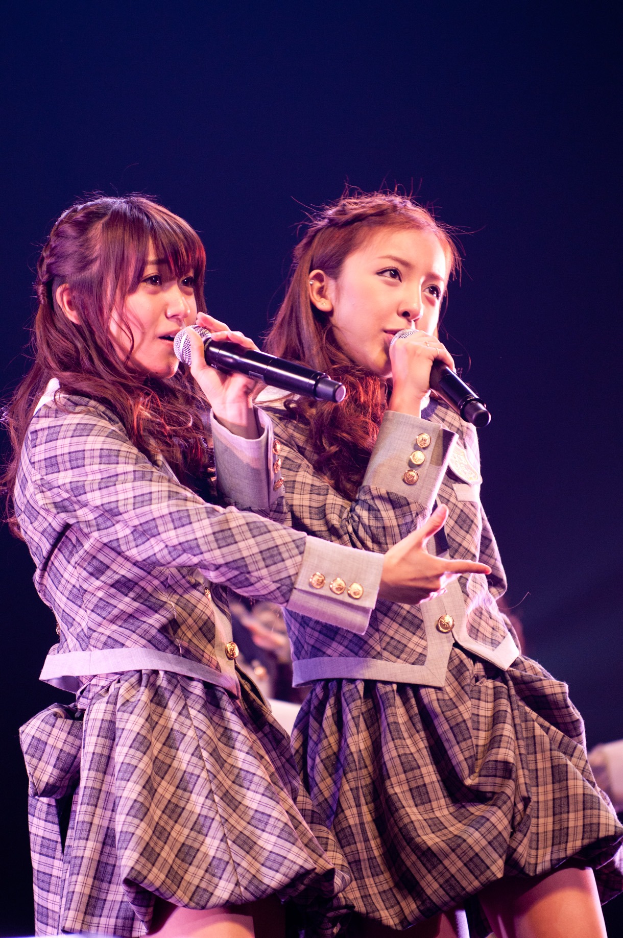 大島優子（写真左）、板野友美（右）