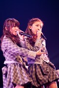 大島優子(写真左)、板野友美(右)