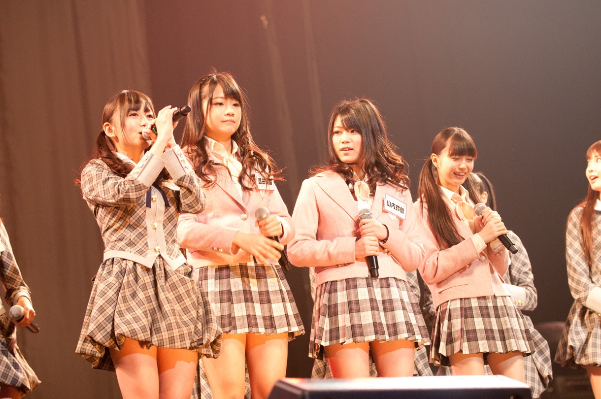 ステージで「AKB48 ネ申テレビスペシャル ～もぎたて研究生 in グアム～」の告知をしたAKB48研究生。写真左から大場美奈、島田晴香、山内鈴蘭、市川美織。