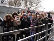 会場の外で開演を待つロシアのギルガメッシュファン。