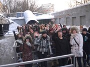 会場の外で開演を待つロシアのギルガメッシュファン。