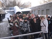 会場の外で開演を待つロシアのギルガメッシュファン。