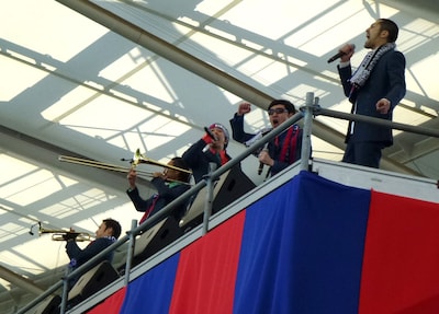 スタジアム最上段の特設ステージで演奏する東京スカパラダイスオーケストラ。