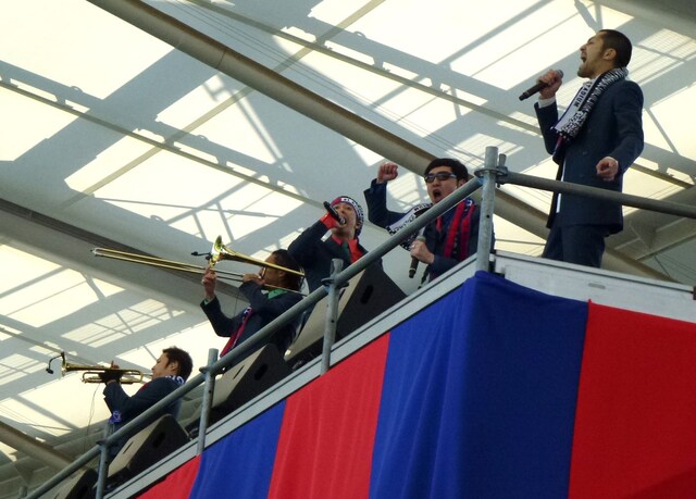 スタジアム最上段の特設ステージで演奏する東京スカパラダイスオーケストラ。