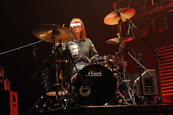 華麗なドラミングでフロアを沸かせたフミ。