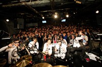 写真は先日下北沢CLUB Queで行われた「サンQue!! DO10!! 攻約宣言！ 1周年感謝祭!!」の様子。
