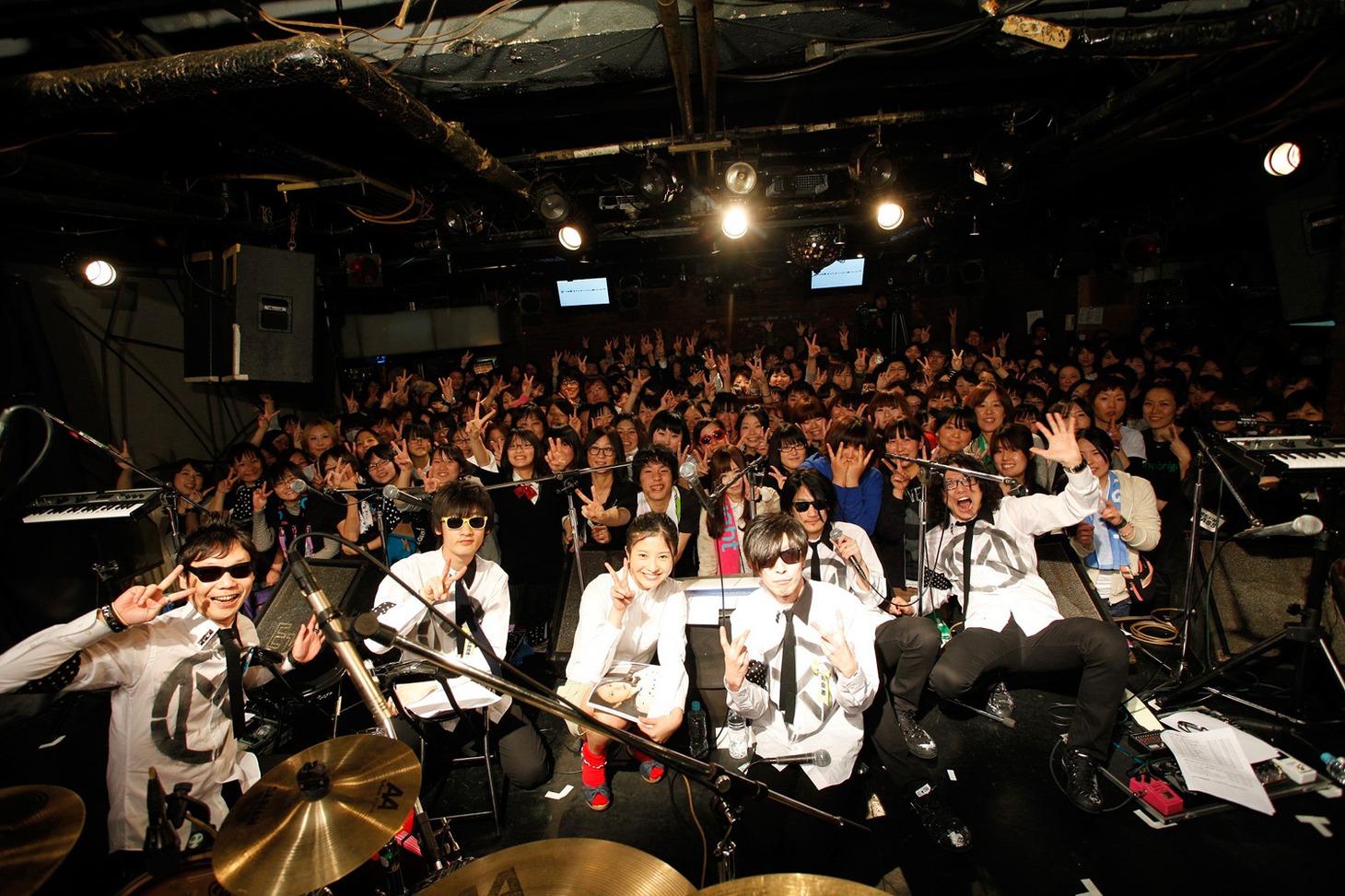 写真は先日下北沢CLUB Queで行われた「サンQue!! DO10!! 攻約宣言！ 1周年感謝祭!!」の様子。