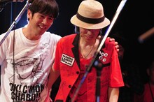 寺岡呼人（写真左）とチャボ（右）。