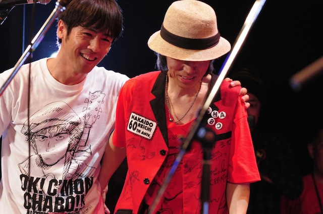 寺岡呼人（写真左）とチャボ（右）。