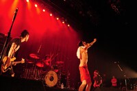 ザ・クロマニヨンズは「ギブソン（CHABO'S BLUES）」を演奏。