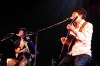 岡本定義（COIL）と山崎まさよしによるユニット・さだまさよし。