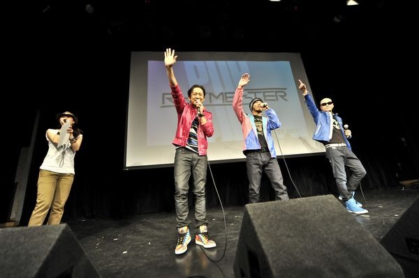 公開座談会「Hands to Hands」の前には、ニューアルバム「POP LIFE」の先行試聴会も行われた。