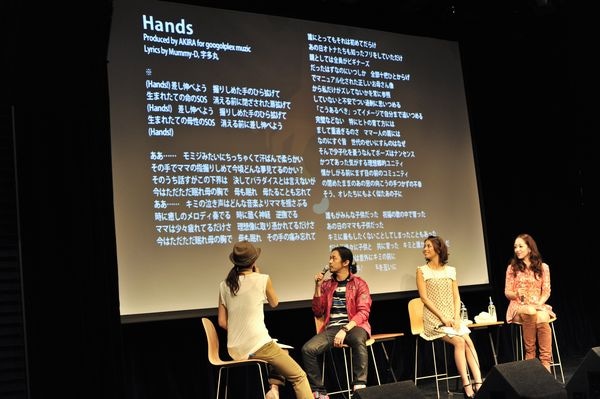 公開座談会「Hands to Hands」にて、楽曲「Hands」のリリックを解説している様子。