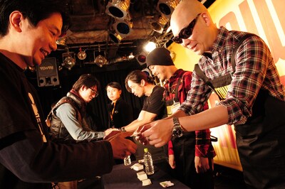 店員らしく、丁寧に名刺を差し出し挨拶するRHYMESTER。