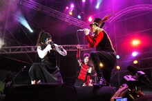 顔を見合わせ熱唱する逹瑯（写真左）とhaderu（写真右）。