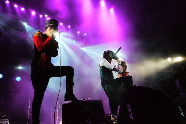 逹瑯（写真右）とhaderu（写真左）。